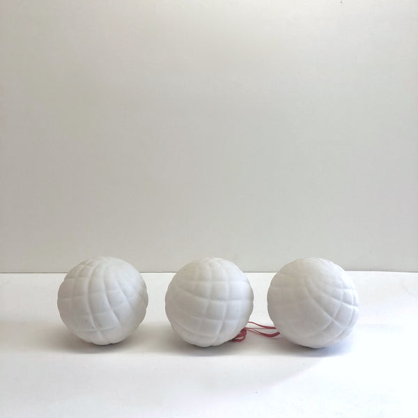 White round ceramic baubles: Set of 3