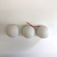 White round ceramic baubles: Set of 3