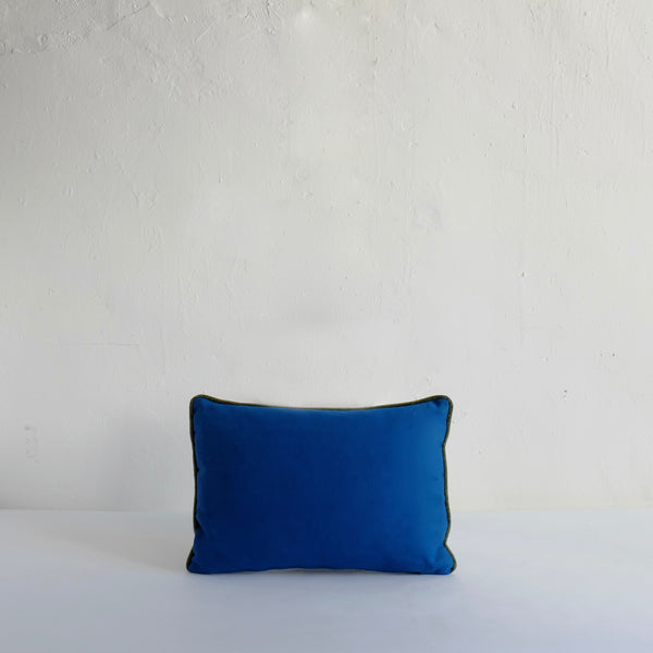 Marine cushion with velvet piping
