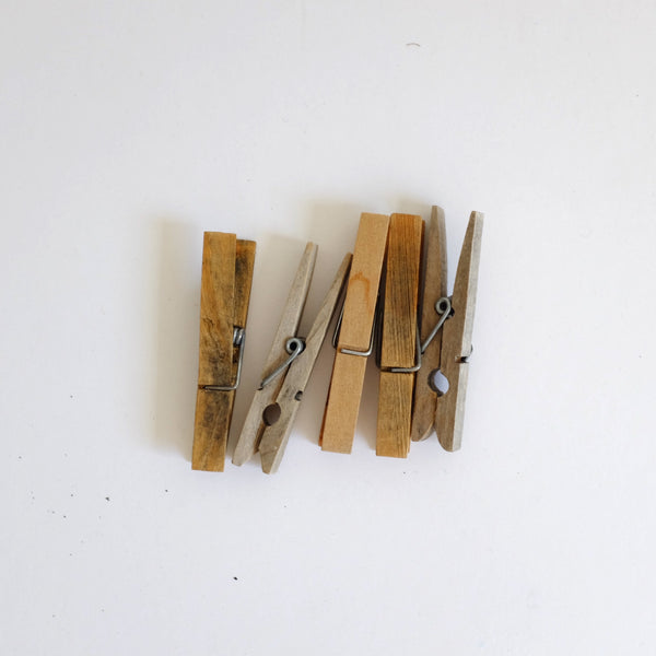 8 Basic wood pegs: old